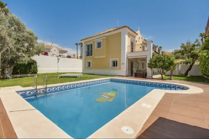 Villa de Lujo en La Duquesa 4 Dormitorios Piscina Privada
