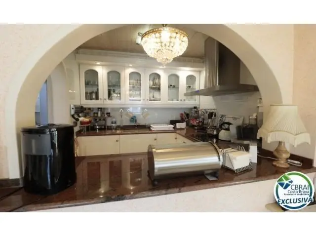Casa en Canal con Gran Amarre y Jacuzzi Roses