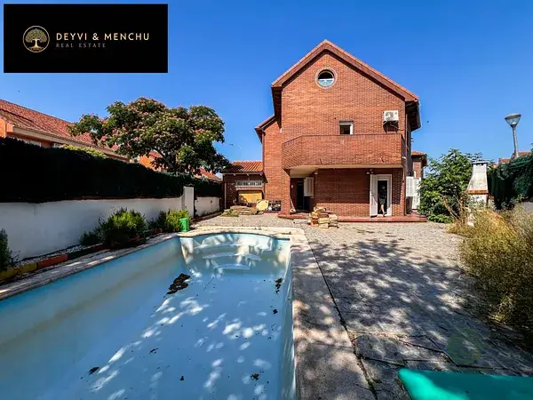Chalet con Piscina y Jardin en Velilla de San Antonio cerca de Madrid