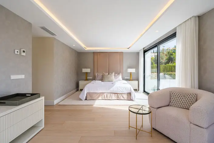 Villa de Lujo 5 Dormitorios en Venta El Paraiso Nueva Milla de Oro