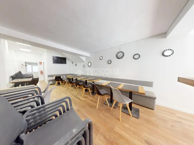 Local Comercial en Malilla con Terraza - Ideal para Hosteleria