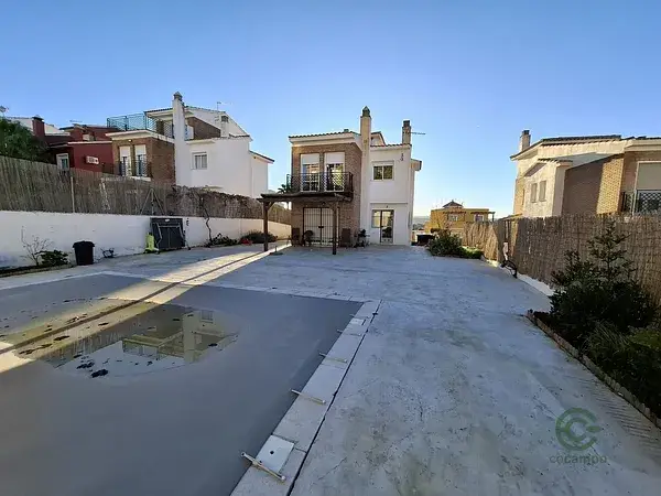 Casa en Dilar con Vistas a la Sierra y Piscina
