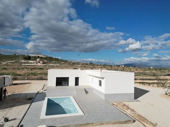 Villa en Venta Pinoso 3 Dormitorios Piscina Nueva
