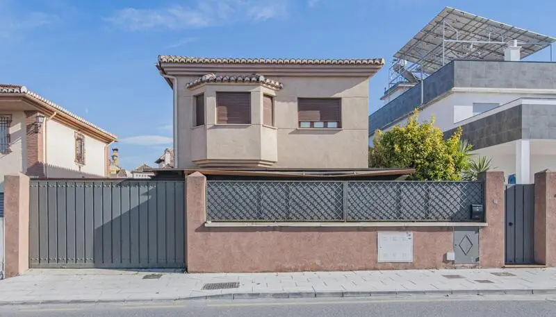 Chalet Independiente 323m2 con Piscina en Ogijares