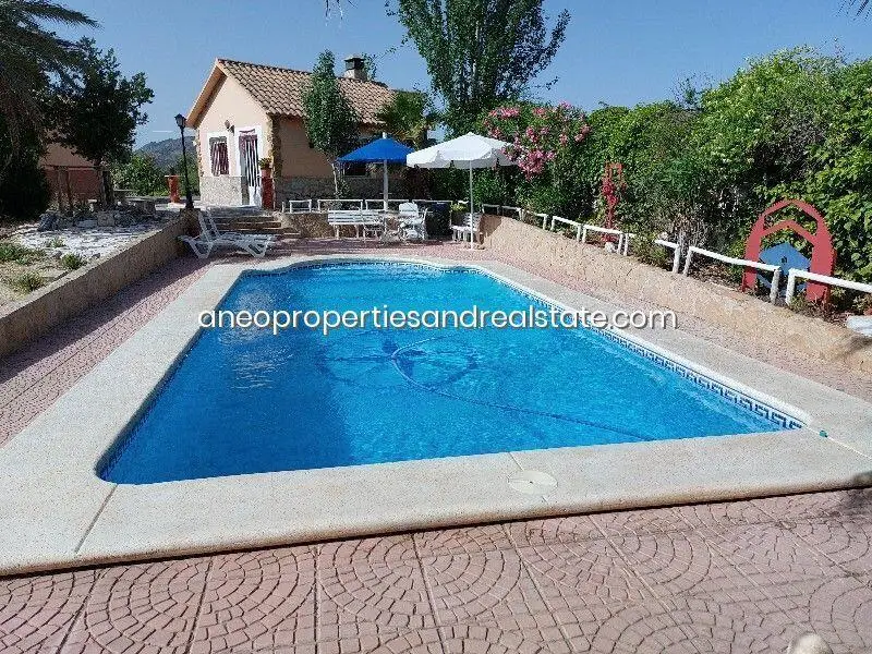 Casa de Campo con Piscina y 4 Habitaciones en Monóvar