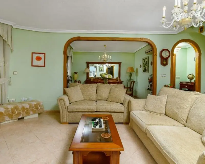 Chalet en Los Altos Alicante con Vistas Abiertas y Piscina