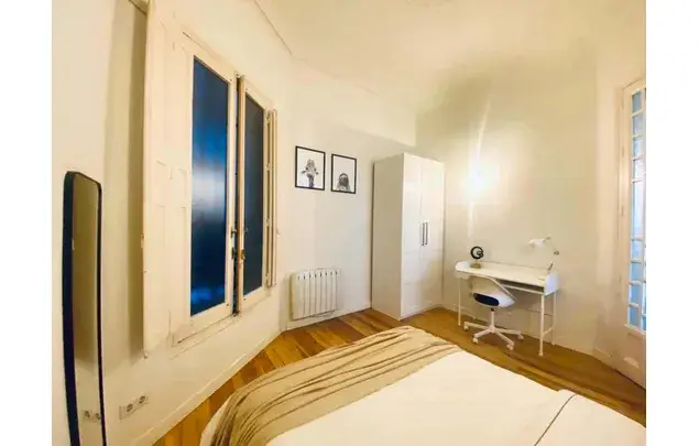 Habitacion en Madrid con Cama Doble y Escritorio