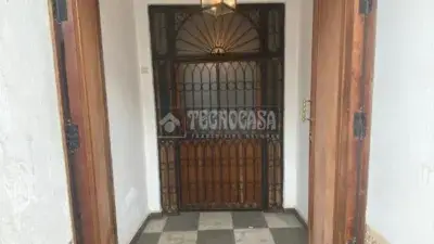 Casa en Carmona para Reformar con 7 Dormitorios y Garaje