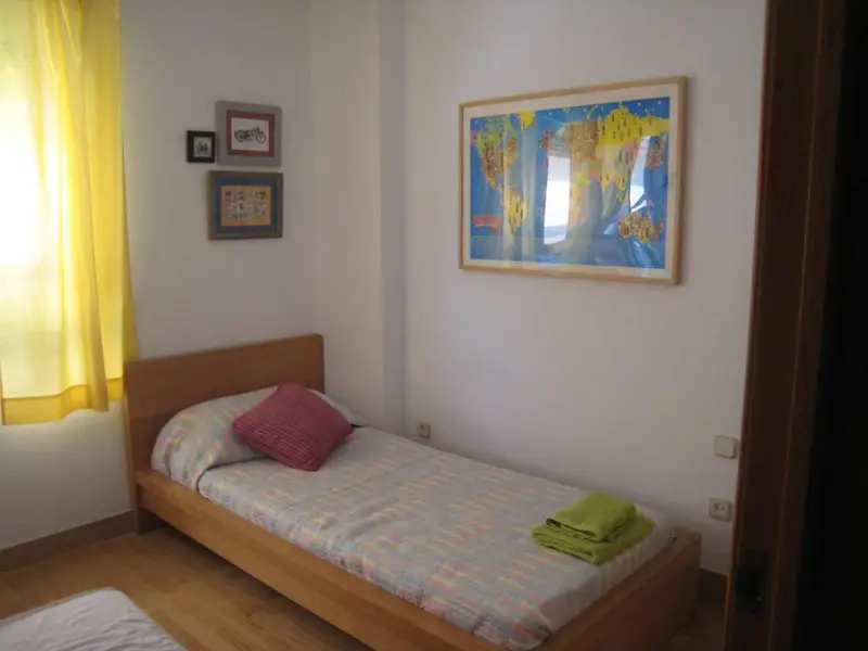 Habitacion individual cerca metro Valdezarza con media pension