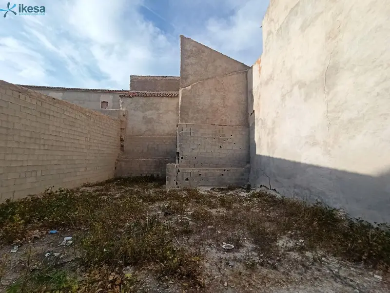 Casa con Terreno en Pedro Martinez Granada para Reformar