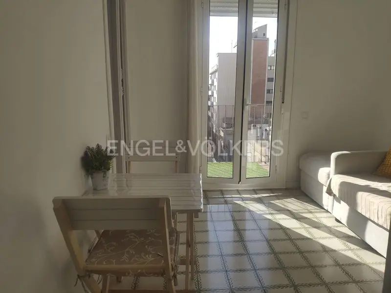 Apartamento en Poblenou con Terraza y Parking Incluido