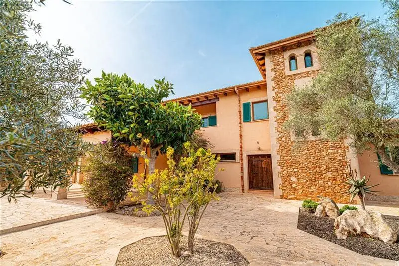 Finca Mallorquina con Vistas Panorámicas y Piscina