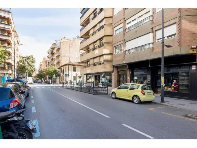 Local Comercial en Venta en Granada Alhamar
