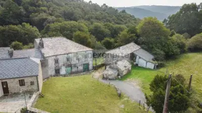 Finca Rústica con Dos Casas en Muras para Restaurar