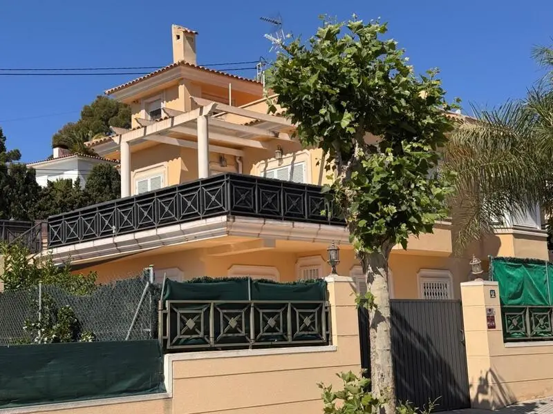 Villa en Venta La Nucia 4 Dormitorios Piscina Privada Vistas al Mar