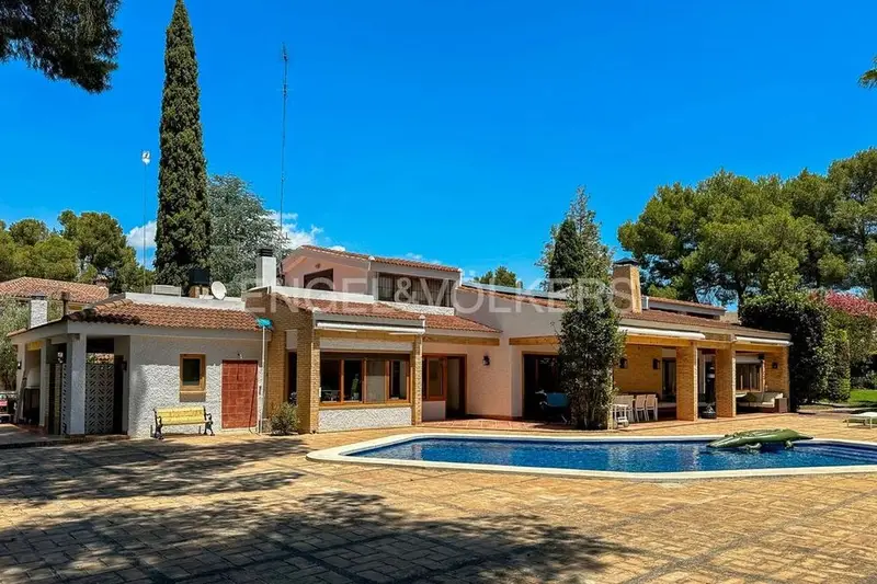 Casa en Paterna 6 Dormitorios 4 Baños Alquiler