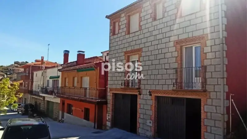 Chalet con dos viviendas en Burgohondo