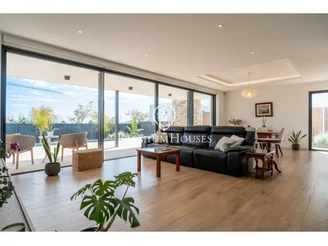 Casa Moderna en La Plana de Sitges con Piscina y Garaje