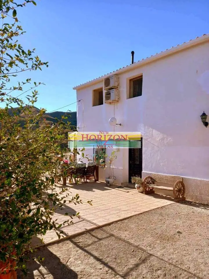 Chalet en Venta en Almanzora con 5 Dormitorios y Piscina