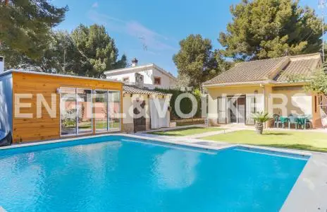 Chalet en Venta en Serra Valencia
