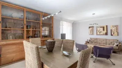 Chalet en Venta La Zubia: 4 Dormitorios, Piscina y Jardin