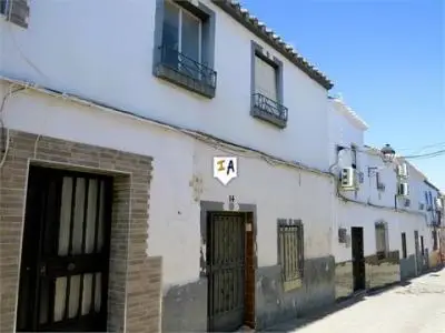 Casa en Martos con Gran Patio y Jardín