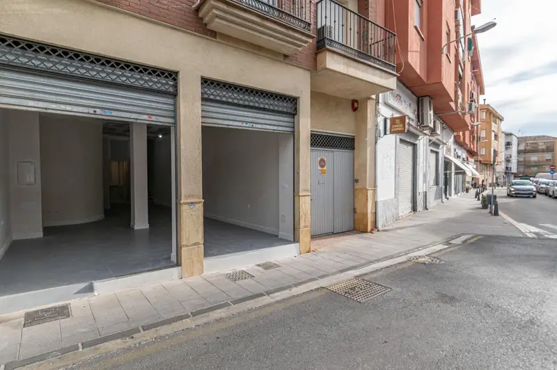 Venta Local comercial en Albolote - Ref: T25229