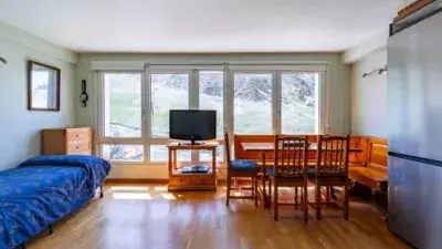 Apartamento en Astun a pie de pistas con garaje y trastero