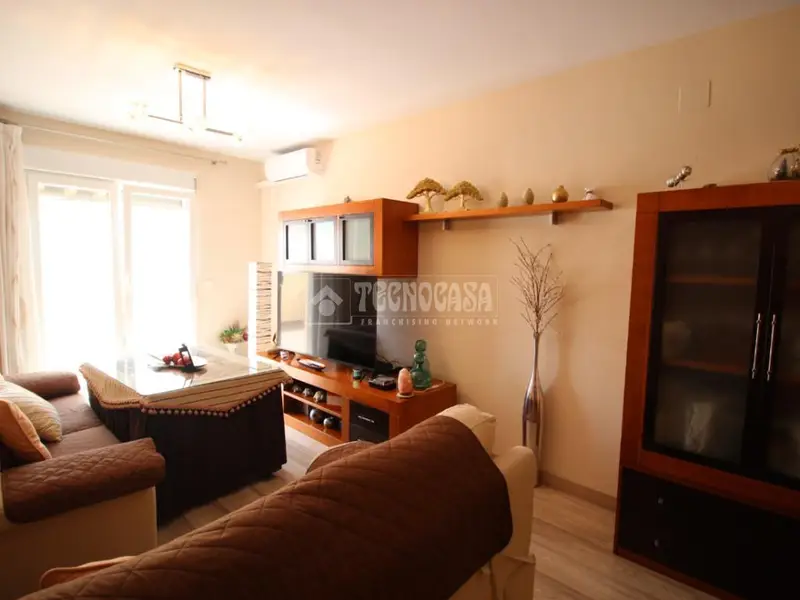 Ático en venta en Las Gabias: 2 dormitorios, terraza amplia y garaje