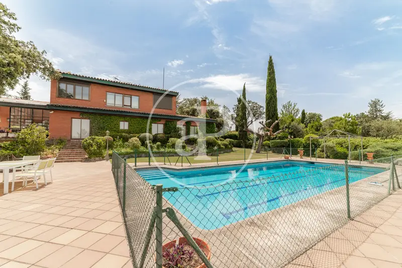Chalet en Ciudalcampo con Vistas Panorámicas y Piscina