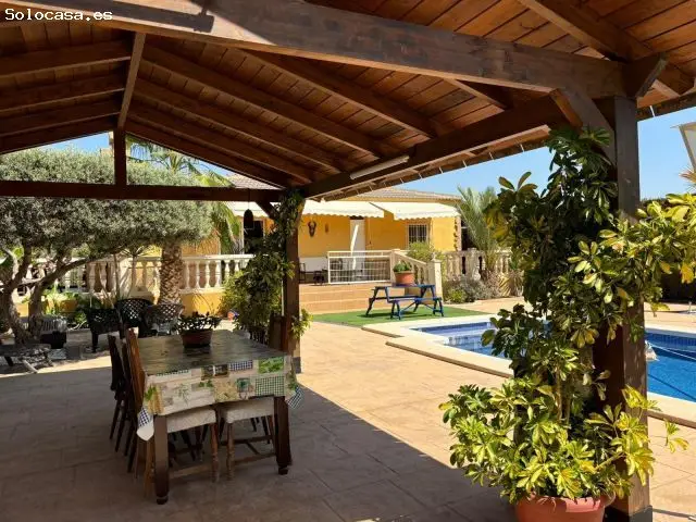 Chalet en Elche con Piscina y 4 Dormitorios