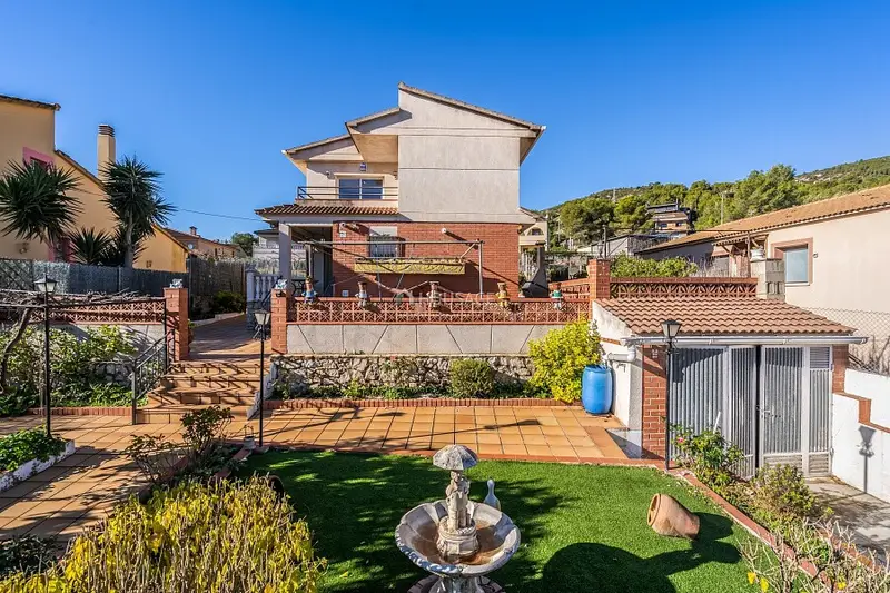 Casa en Venta en Canyelles 5 Dormitorios 2 Baños Garaje