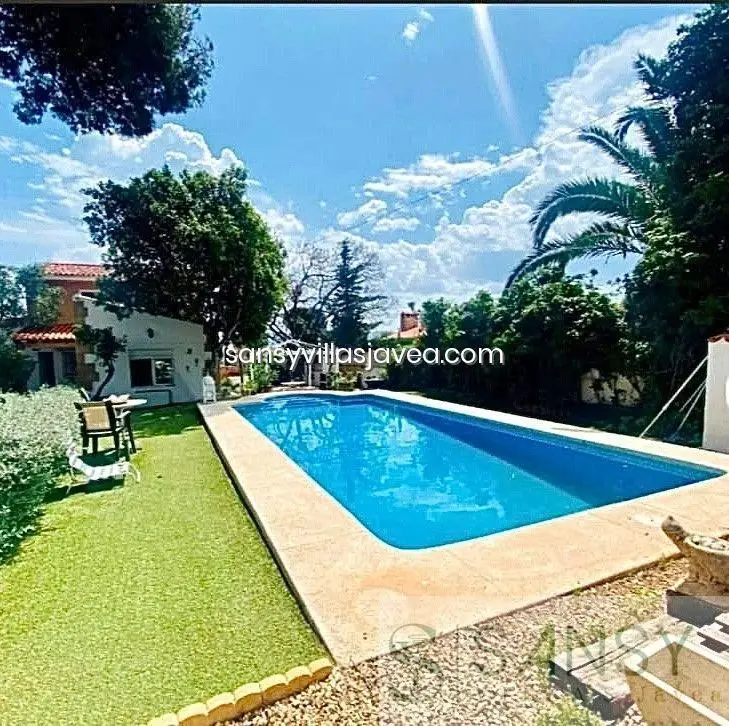 Chalet en La Nucia con Vistas al Mar Piscina y Jardin