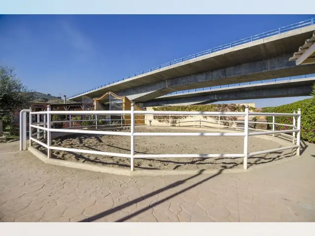 Centro Ecuestre con 2 Pistas y Casa Rústica en Venta