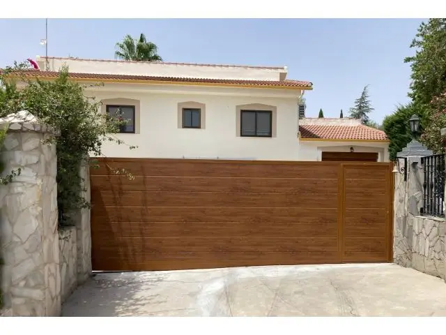 Chalet en Venta La Carlota con Piscina y Jardin
