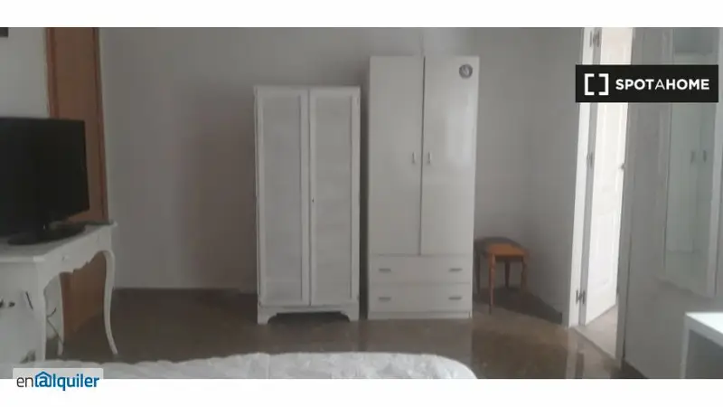 Habitacion Amueblada con Terraza en Granada para Estudiantes