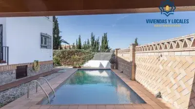 Chalet en Venta Ogíjares: Amplio y Luminoso con Jardín