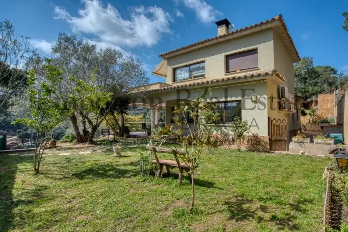 Villa 4 Dormitorios en Venta Reformada con Garaje y Ascensor