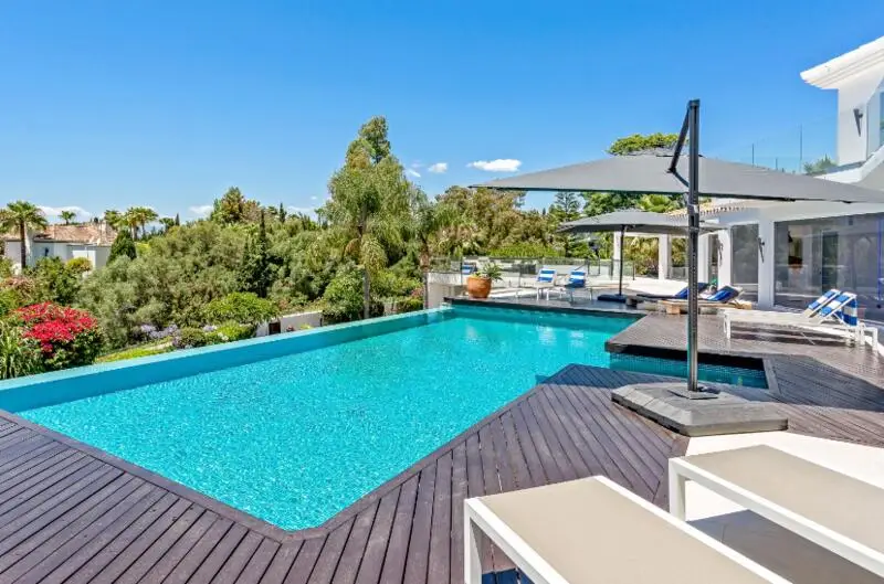 Villa de Lujo con 3 Piscinas en Marbella