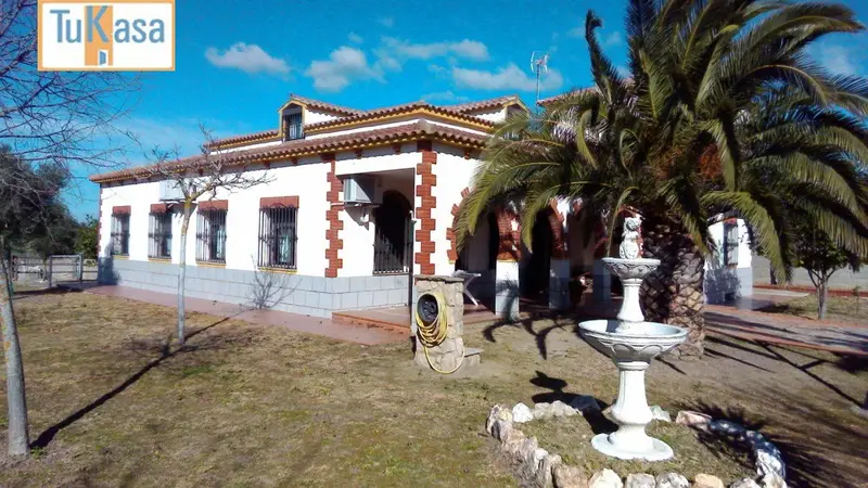 Venta Chalet con Patio en Centro Hinojal