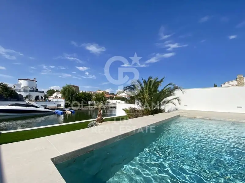 Chalet de Lujo en Canal Empuriabrava con Piscina y Jacuzzi