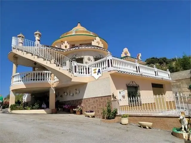 Villa de Lujo 4 Dormitorios en Fuente Camacho Cerca Loja