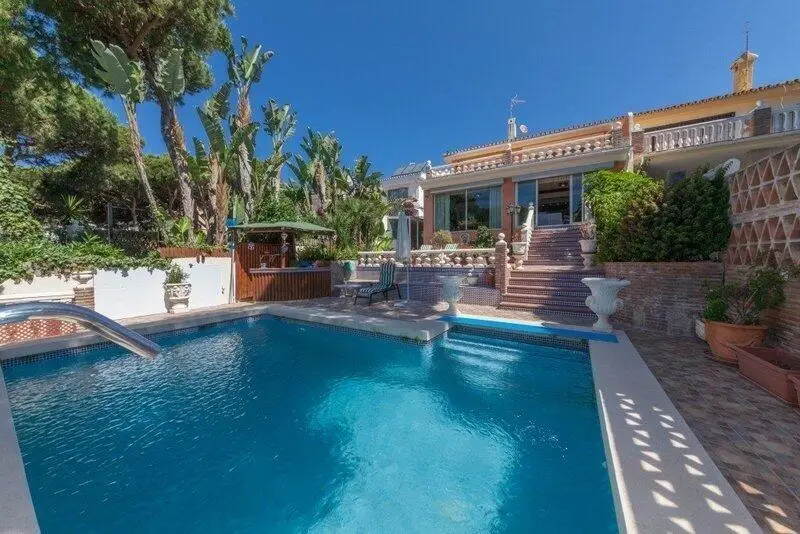 Villa en Cabopino con Vistas al Mar y Acceso a la Playa