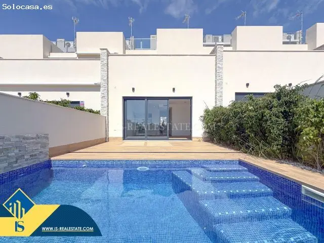 Chalet en Torrevieja con Vistas al Mar y Piscina Privada