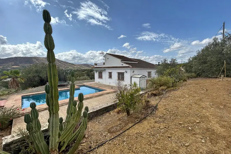 Casa en Coin con Vistas Panorámicas y Piscina