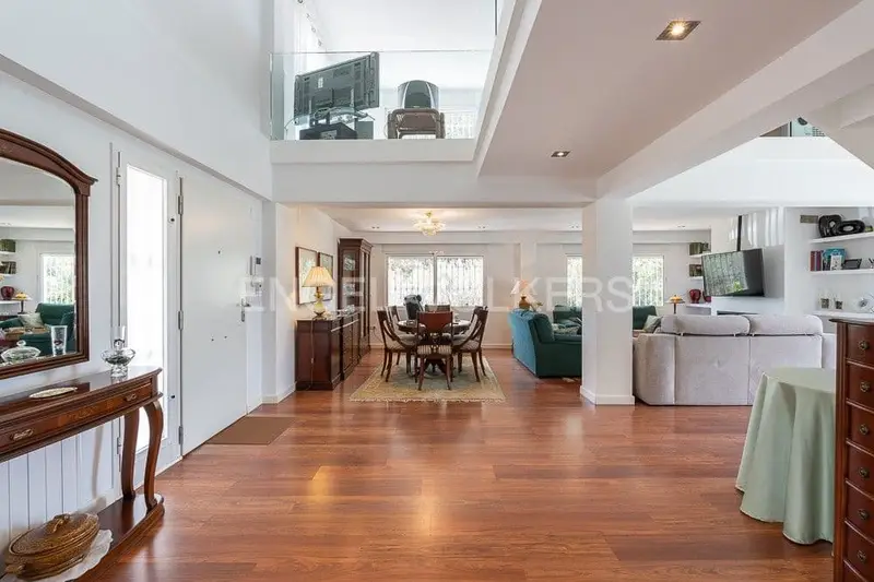 Chalet en Alginet con 5 habitaciones y 2 piscinas