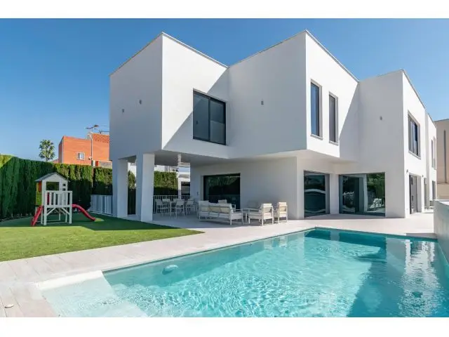 Vivienda de Lujo en Monteluz con Piscina y Gimnasio