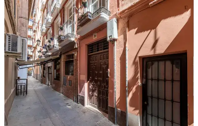 Rent 8 bedroom apartment in Granada