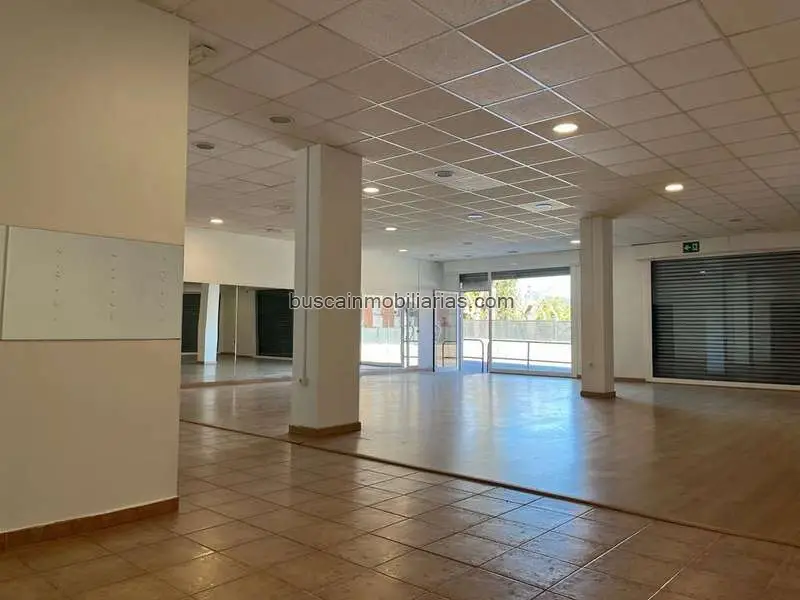 Local Comercial en Hostalric con Fachada Acristalada
