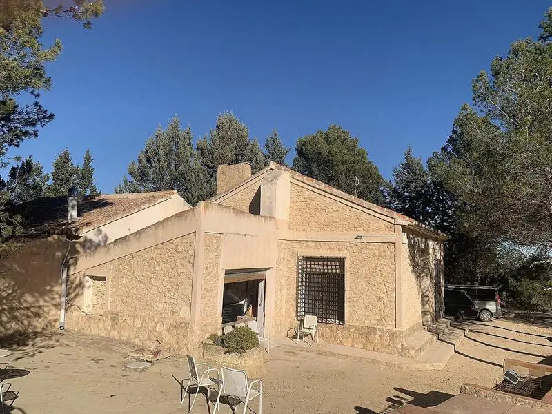 Casa de Campo con 4 Dormitorios y Sistema Solar en Almansa